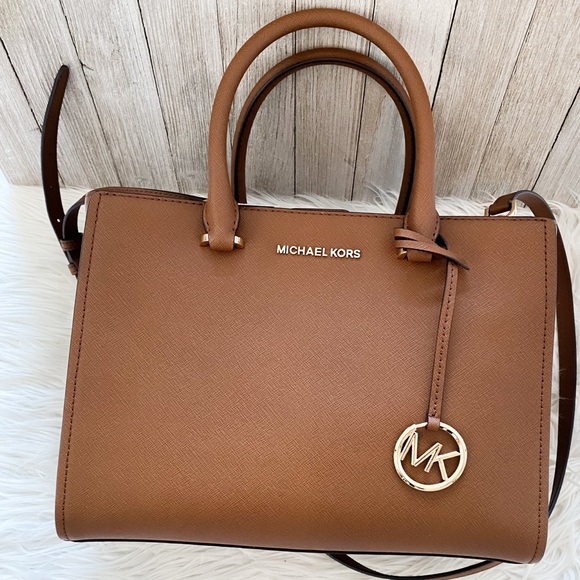 Michael Kors Handbags - Michael Kors purse/ crossbody.